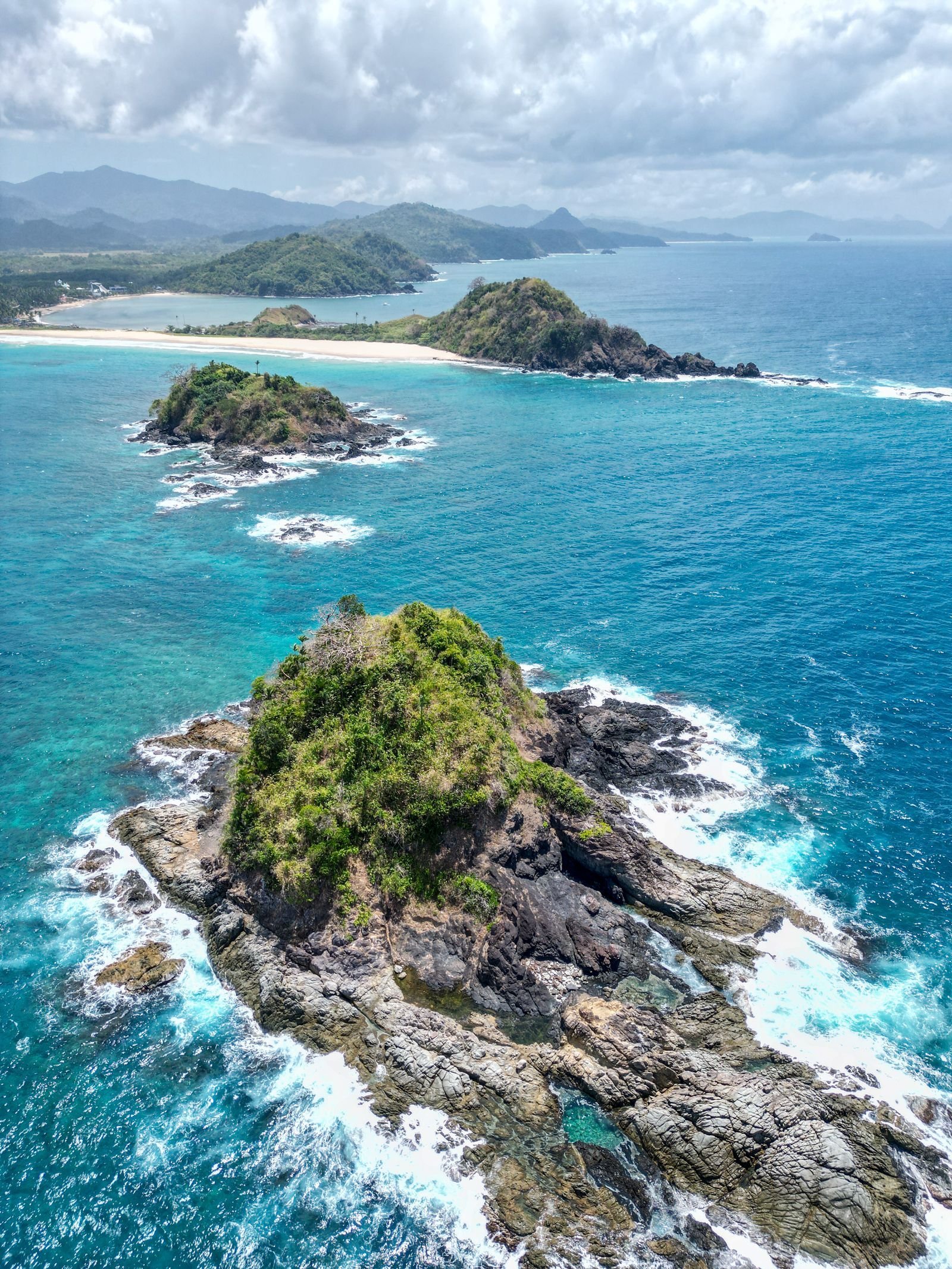 Best time to visit the Philippines with clear weather over tropical islands